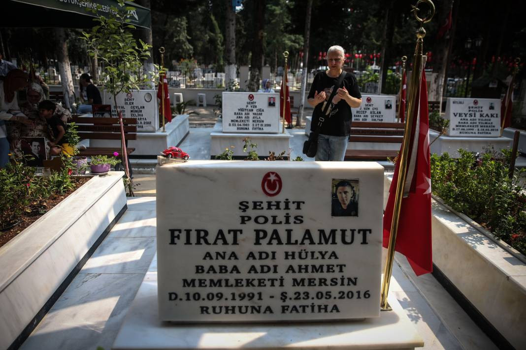 Bayram arifesinde şehitliklerde hüzün: Kahramanlara koştular - Resim: 6